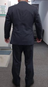 男性スーツの写真 後